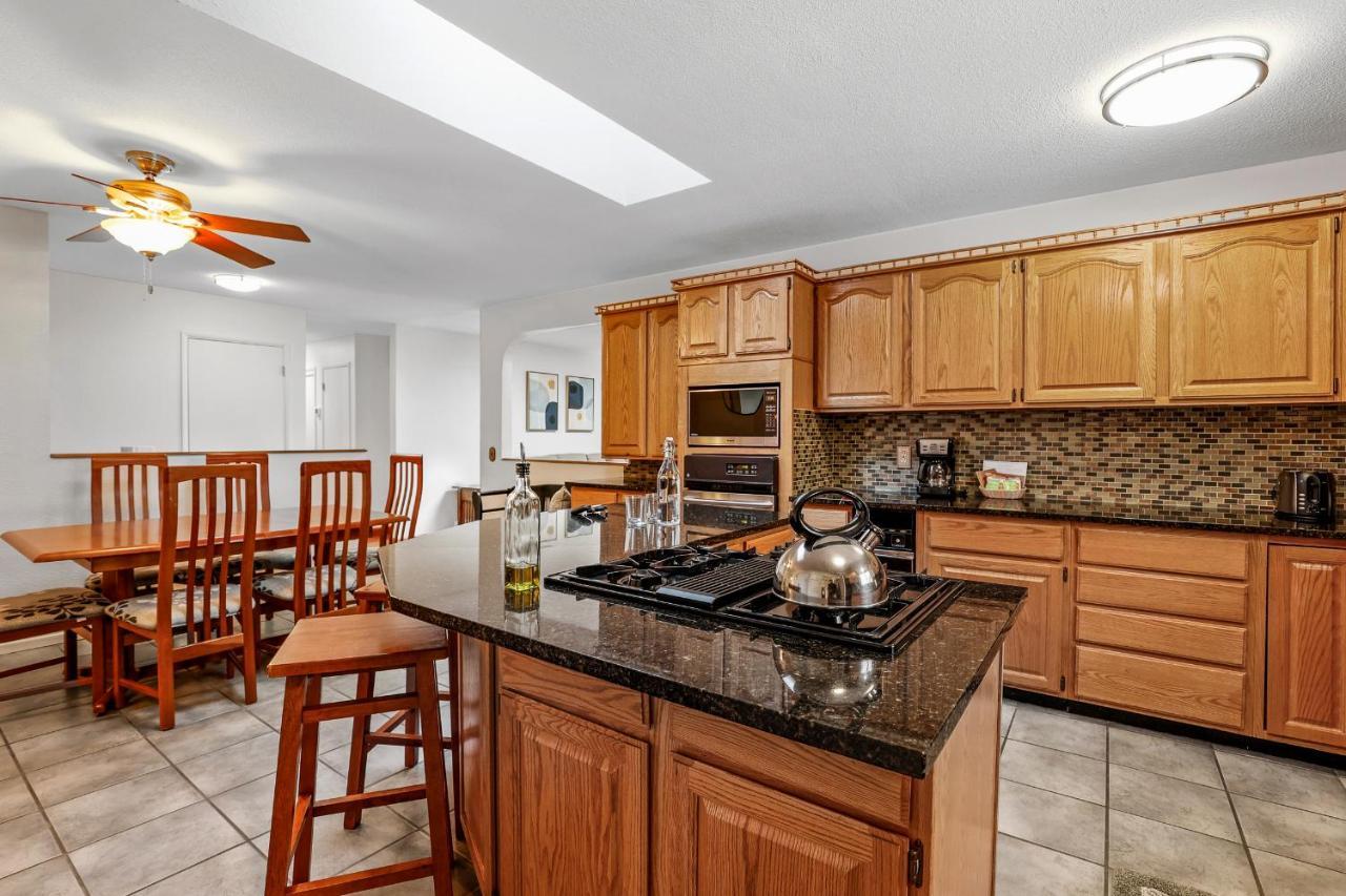 Captivating Continental Country Club Retreat With 4 Bdr And Spacious Deck! Flagstaff Buitenkant foto