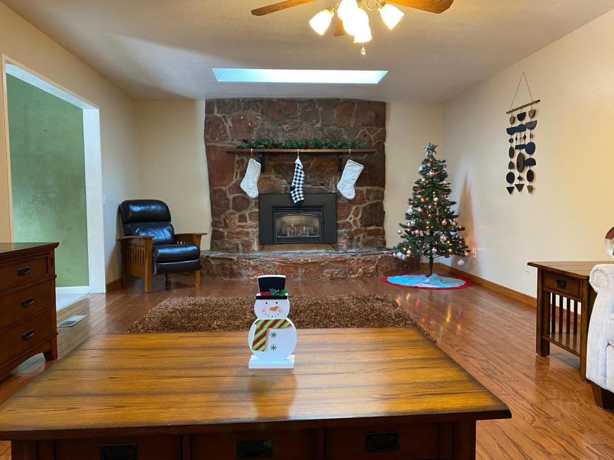 Captivating Continental Country Club Retreat With 4 Bdr And Spacious Deck! Flagstaff Buitenkant foto